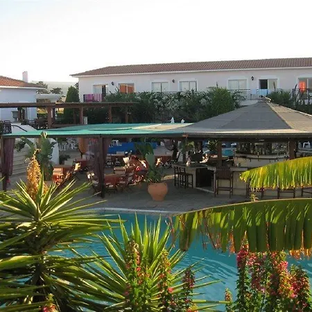 Akamanthea Village * Polis