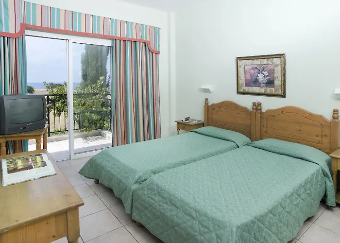 Akamanthea Village * Polis